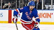 Filip Chytil (72) z New York Rangers táhne puk v zápase s Philadelphia Flyers.