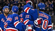 Hokejisté New York Rangers oslavují trefu Filipa Chytila (72).