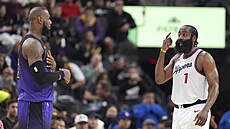LeBron James (vlevo) z Los Angeles Lakers pozoruje v derby s Clippers gesto...