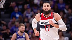 Litevský pivot Jonas Valan�iunas (17) z Washington Wizards mí�í do útoku v...