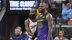 James Harden (vlevo) z Los Angeles Clippers brání v zápase s Los Angeles Lakers...