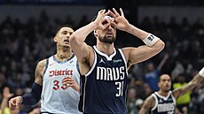 Klay Thompson (31) z Dallas Mavericks slaví sv�j trojku proti Washington...