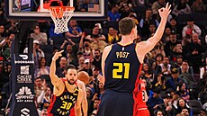 Quinten Post (21) a Stephen Curry (30) z Golden State Warriors slaví trojku...