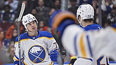 J. J. Peterka (77) a Ji�í Kulich (20) slaví gól Buffalo Sabres.