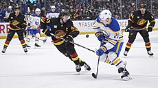Quinn Hughes (43) z Vancouver Canucks se v zápase s Buffalo Sabres sna�í...