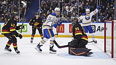 Ji�í Kulich (20) z Buffalo Sabres sleduje puk v brán� Vancouver Canucks.