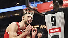 Zach LaVine ze Chicago Bulls lká u rozhod�í.