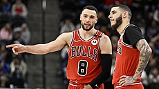 Zach LaVine (8) a Lonzo Ball z Chicago Bulls se domlouvají.