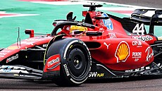 Lewis Hamilton poprvé za volantem ferrari na trati ve Fioranu, mává fanou�k�m.