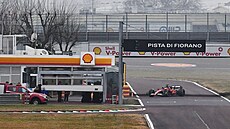 Lewis Hamilton poprvé za volantem ferrari na trati ve Fioranu