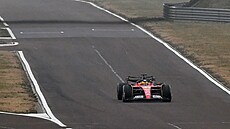 Lewis Hamilton poprvé za volantem ferrari na trati ve Fioranu