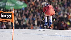 Marco Odermatt letí nad sjezdovkou v Kitzbühelu.