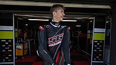 Mladý �eský závodník Joná� Kocourek si prohlí�í tra� v Most�.