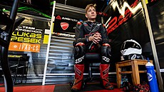 Joná� Kocourek v zázemí stáje SP race project.