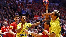 Dánský házenká� Rasmus Schmidt zastavený brazilskou defenzivou.