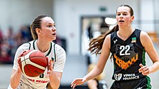 Iva Beloeviová (vlevo) z SB Ostrava útoí v zápase s abinami Brno, sleduje...