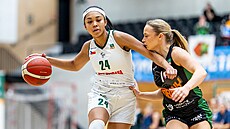Oliana Squiresová (vlevo) z SB� Ostrava úto�í v utkání se �abinami Brno, brání...