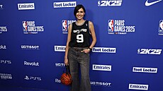 Modelka Alice Sabatiniová vyrá�í na pa�í�ský zápas NBA, fandí San Antonio Spurs.