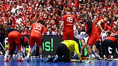 �e�tí házenká�i si �istí palubovku b�hem zápasu mistrovství sv�ta s Dánskem.