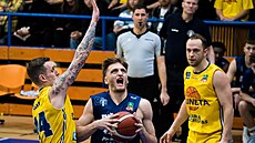 D��ínský Jan �t�rba proniká pod ko�, brání ho Ladislav Pecka (vlevo) z Ústí.