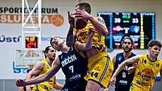 Ústecký Ladislav Pecka s mí�em a Tadeá� Slowiak z D��ína v souboji