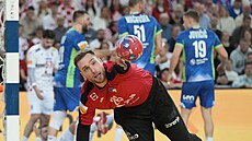 Slovinský gólman Klemen Ferlin v akci proti Chorvatsku