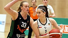 Brnnská pivotka Elissa Cunane (vlevo) brání ostravskou kídelnici Adélu...