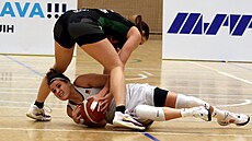 Michaela Vacková z SB Ostrava urputn drí mí, aby jí ho nevzala soupeka.