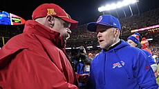 Andy Reid (vlevo) dovedl Kansas City Chiefs do Superbowlu, Sean McDermott mu za...