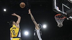 Tyrese Haliburton (0) z Indiana Pacers posílá floater na ko� San Antonio Spurs,...