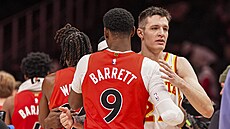 Vít Krej�í (vpravo) z Atlanty se po zápase s Torontem lou�í s R. J. Barrettem.