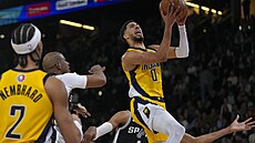 Tyrese Haliburton (0) z Indiana Pacers úto�í na ko� San Antonio Spurs.