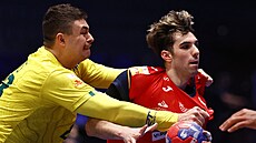 �pan�lský házenká� Roberto Lario u mí�e, fauluje ho Guilherme Borges z Brazílie.