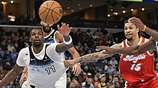 Naz Reid (11) z Minnesota Timberwolves faulovaný v zápase s Memphis Grizzlies,...