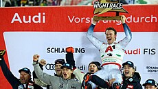 Norský ly�a� Timon Haugan slaví vít�zství ve slalomu ve Schladmingu.
