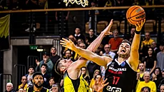 Jaromír Boha�ík z Nymburka zakon�uje na ko� Szombathely.