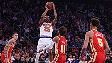 Vít Krej�í, Trae Young (11) a Dyson Daniels (5) z Atlanty sledují, kterak Mikal...