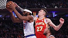 Precious Achiuwa (5) z New York Knicks dosko�il, opírá se do n�j Vít Krej�í...