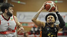 Gerald Liddell (u mí�e) z GBA Jind�ich�v Hradec úto�í kolem Kamila �vrdlíka z...