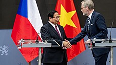 Premiér Petr Fiala z ODS (vpravo) se setkal se svým vietnamským prot�j�kem Pham...