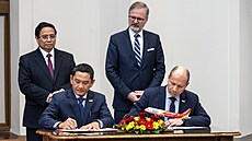 Generální mana�er Vietjet Air Tran Huu Quoc (druhý zleva) a Michal Markovi�...