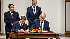 Ministr vzd�lávání Vietnamu Nguyen Kim Son (druhý zleva) a ministr �kolství �R...