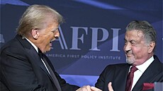 Donald Trump se zdraví se svým podporovatelem Sylvesterem Stallonem (14....