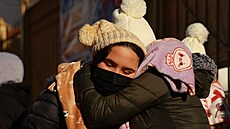 Záb�r z americko-mexických hranic, kolumbij�tí migranti se objímají poté, co...