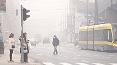 Sarajevo op�t zahalil smog. N�kte�í lidé kv�li zne�i�t�nému vzduchu nosí rou�ky...