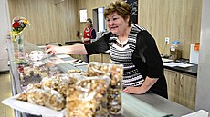 Podnikatelka Anna Wertheimová ve své prodejn�, která se p�ed 34 lety stala...