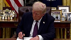 Trump za�al ú�adovat. Omilostnil 1500 úto�ník� na Kapitol a zru�il desítky...