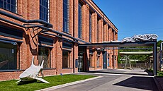 Na parkov� upraveném náb�e�í p�ilehlé �í�ky Li�ná se nachází vn�j�í expozice...