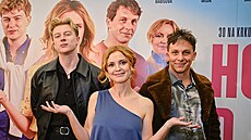 Adam Miík, Martina Babiová a Krytof Barto na premiée filmu Holka od vedle...