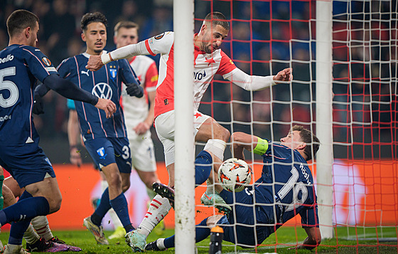 Slávista Ondej Lingr se snaí dotlait mí do branky Malmö.